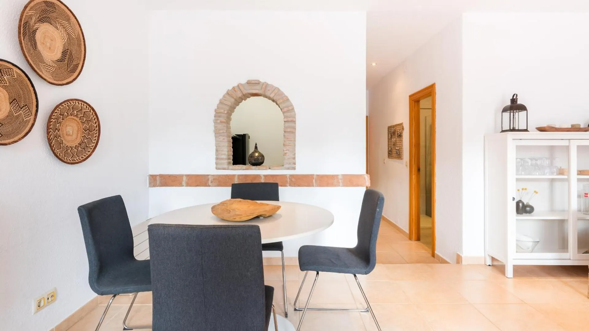 Tio Charles De June - Charming 2 Bedroom Apartment 베날마데나코스타 0*,