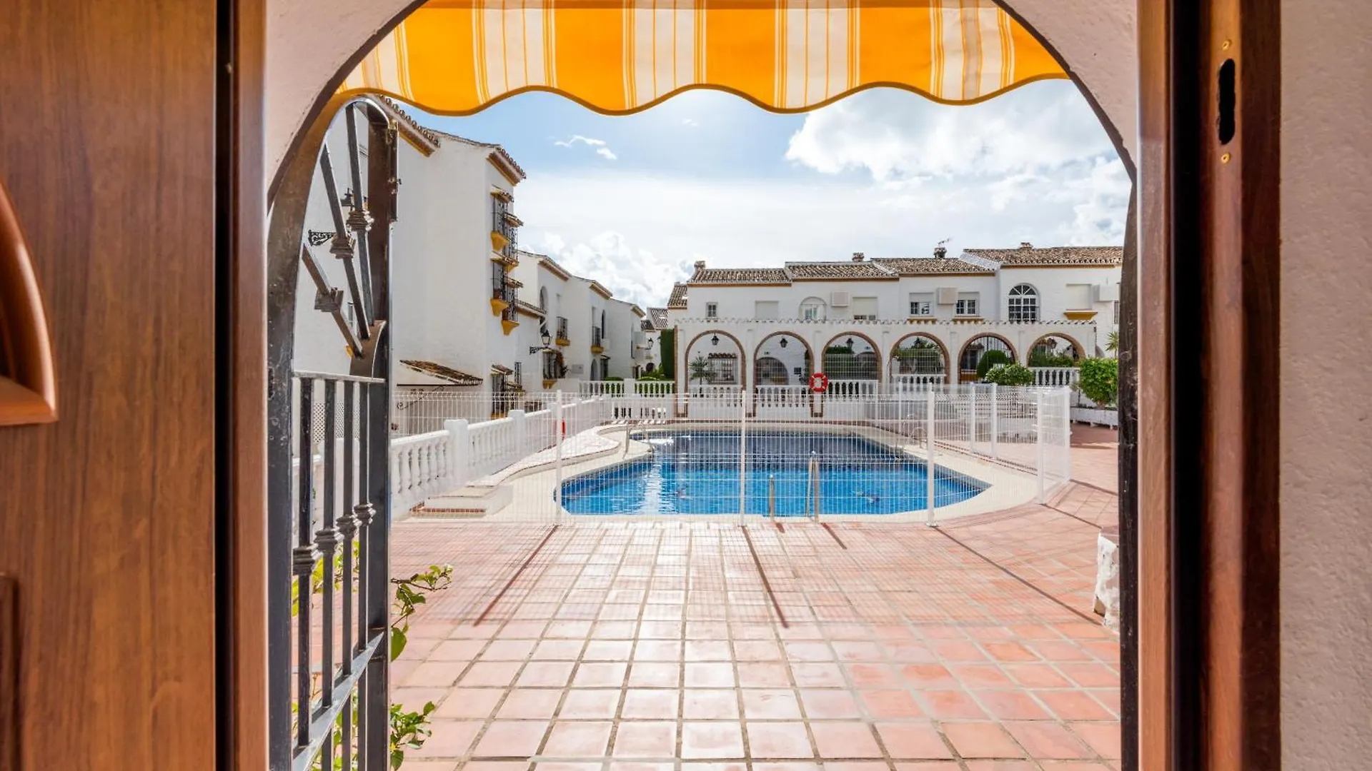 Tio Charles De June - Charming 2 Bedroom Apartment 베날마데나코스타 0*,  스페인
