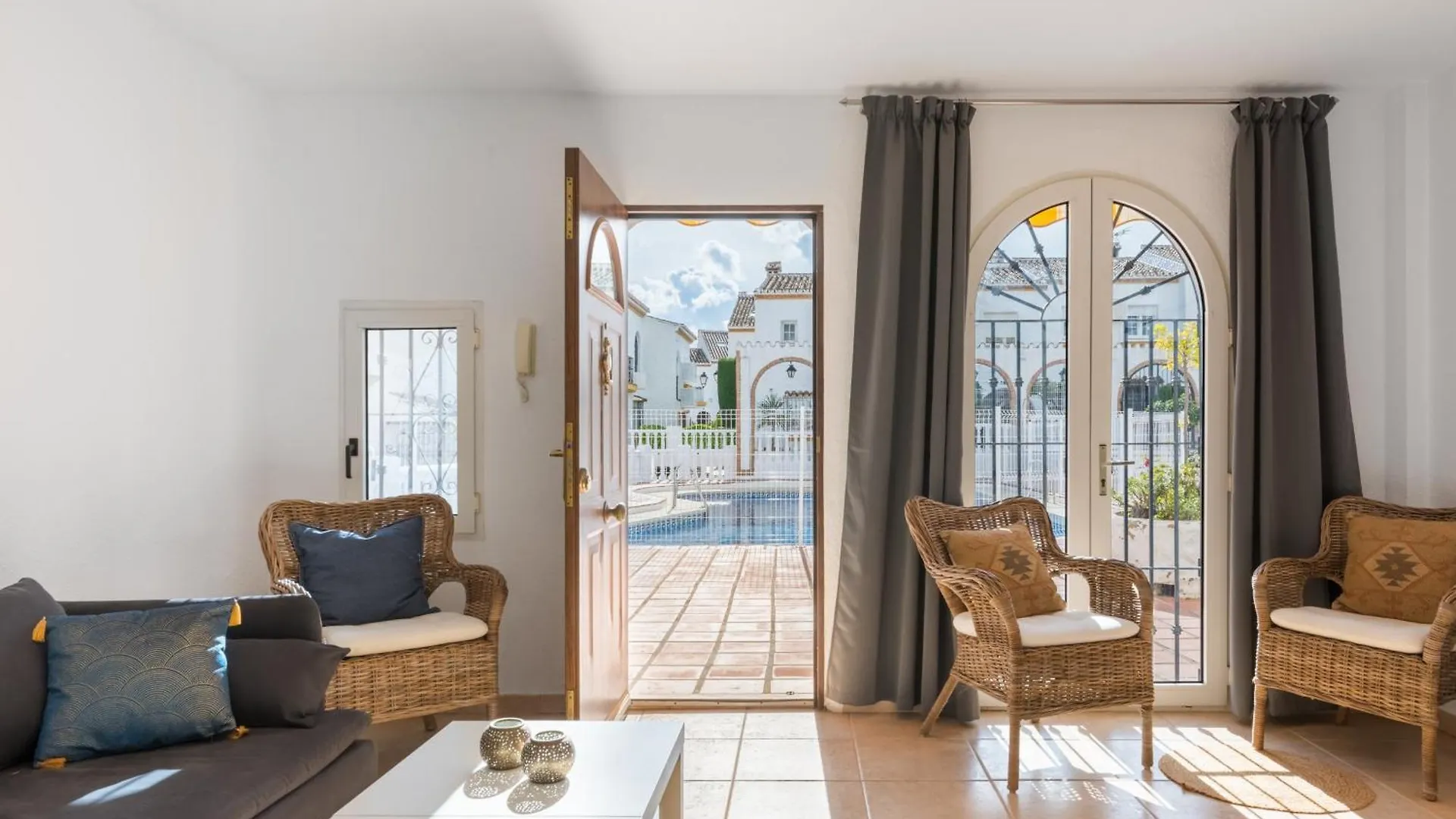 Tio Charles De June - Charming 2 Bedroom Apartment Benalmadena 0*,